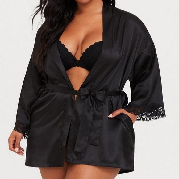 torrid Other - 🎉HP🎉 NWT Torrid Black Satin & Lace Short Lingerie Robe, size 4 🖤